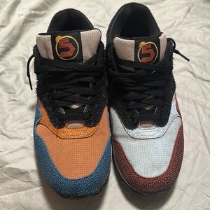 Multi color men’s Nike shoes (De’Aaron Fox Air Max 1 Swipa)